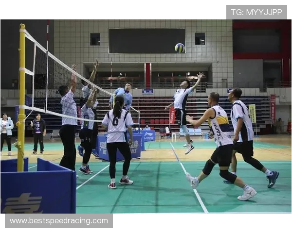 饶河赛中佳木斯午练展现青队拦网实力 鱼跃救球彰显基本功 饶河赛中佳木斯午练展现青队拦网实力 鱼跃救球彰显基本功